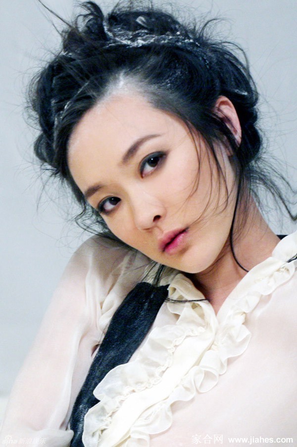 霍思燕:另类白雪公主的惊艳蜕变 霍思燕一袭白裙,宛如白雪公主降临人间,却带有一丝现代叛逆气息